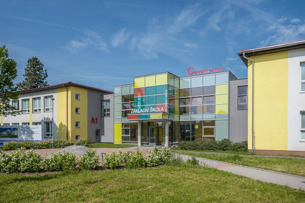 Nový centrální pavilon základní školy v Opatovicích nad Labem dokončen